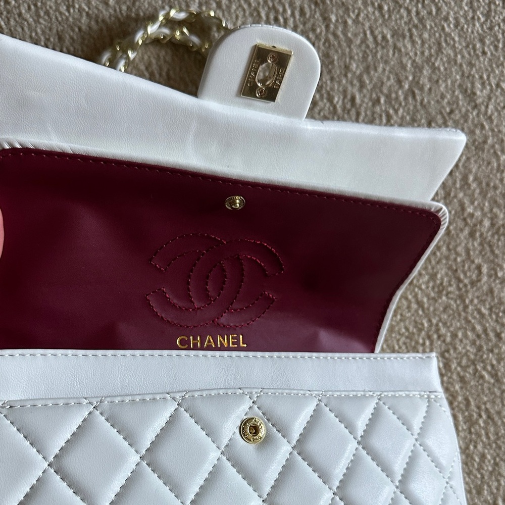 Elegant Quilted Shoulder Bag in Cream - Picture 2 of 3